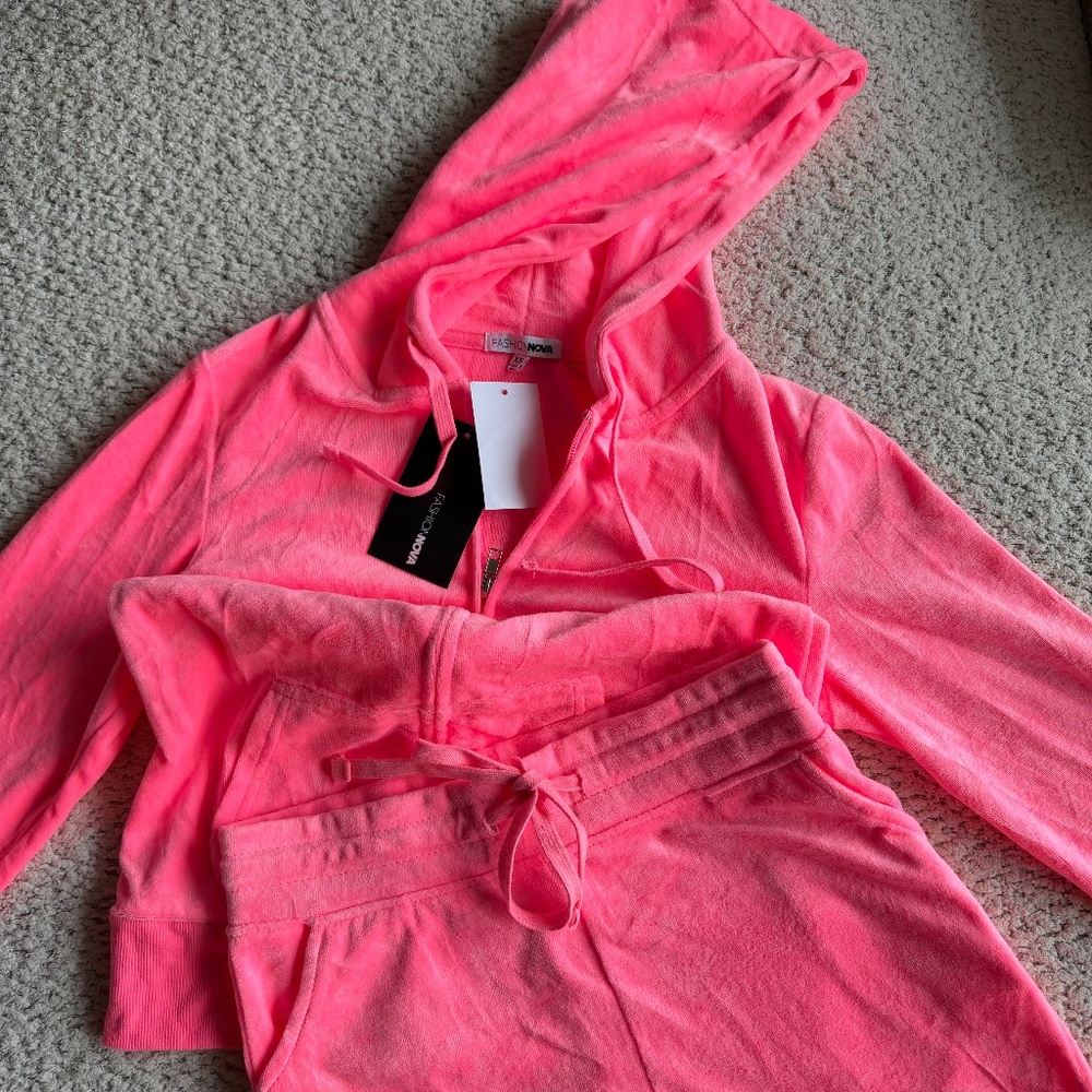 Fashion Nova OG Trendsetter Velour Short Set in Pink